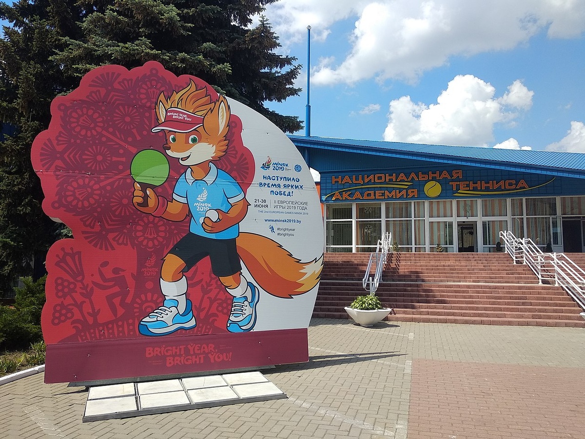  Изображение талисмана II Европейских игр — Лесика возле Республиканского центра олимпийской подготовки по теннису