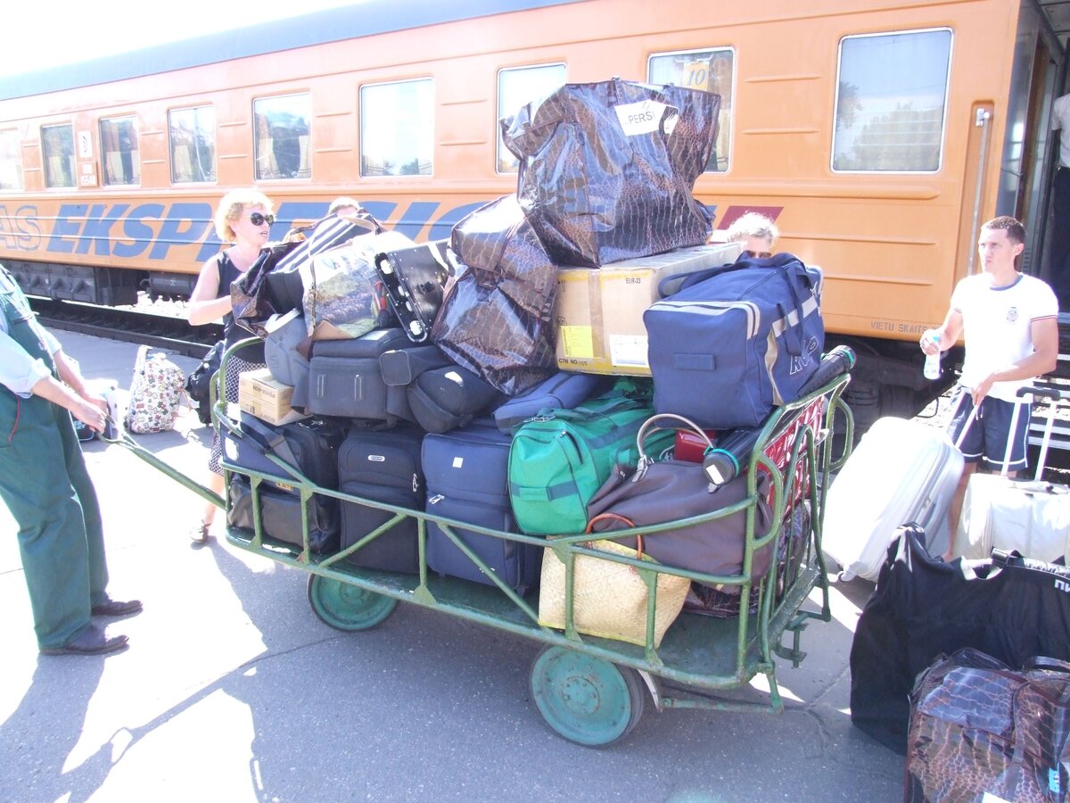 Поклажа звёзд очередной "Новой волны". Видно, что "московский" перрон номер 1 на Рижском центральном вокзале очень низкий