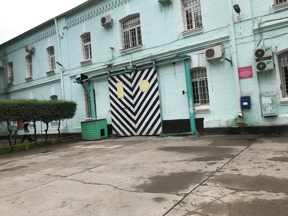 Следственный изолятор административный корпус. Ворота через которые заезжает конвой для выгрузки арестантов (КПП - транспорт). 