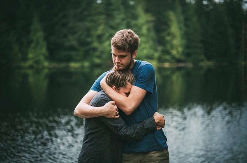 Как хорошо уткнуться в родное плечо и почувствовать себя защищённой. Картинка из интернета