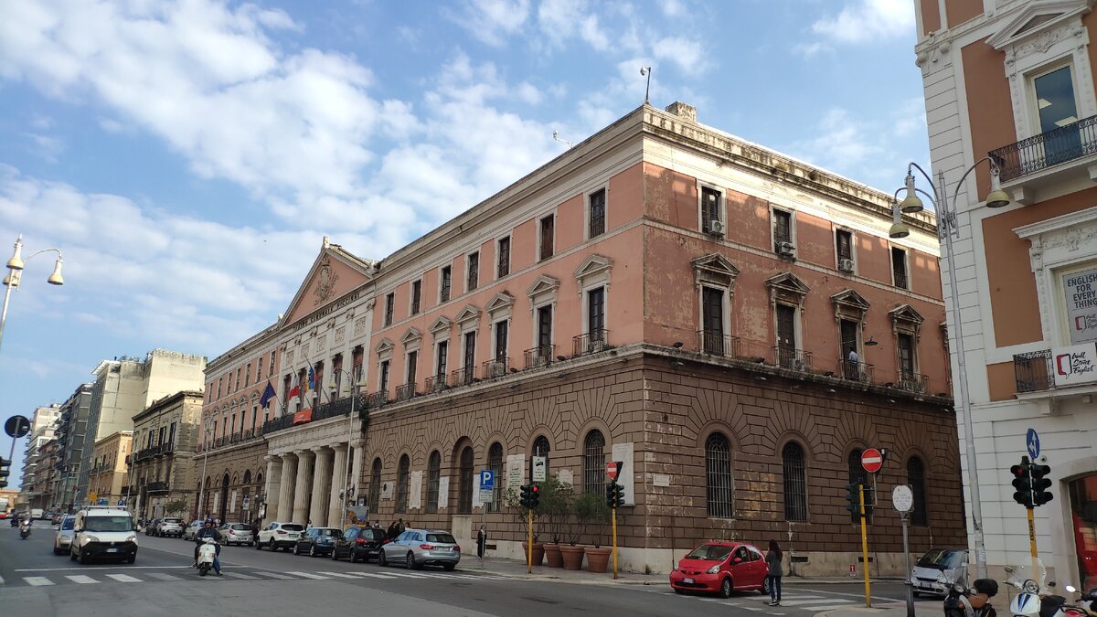 Итальянские города. Corso Vittorio Emanuele в Бари. Театр Пиччинни