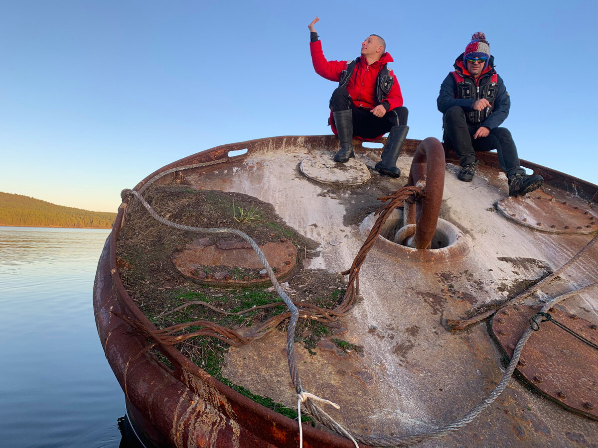 Туристы без ума от странного объекта в море