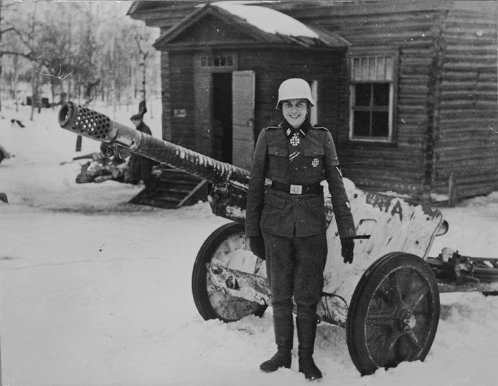 Голландский доброволец ваффен-СС Герард Муйман позирует у французского противотанкового орудия 7,5 cm PaK 97/38 на Волховском фронте - в бою 26 февраля 1943 года ему удалось подбить из него 13 советских танков