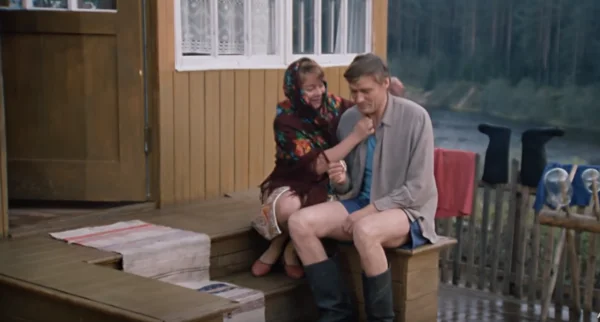 кадр из фильма "Любовь и голуби", 1984 