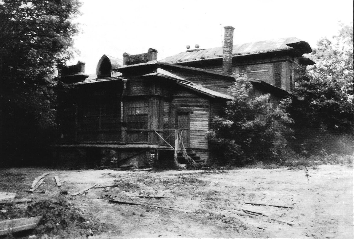 В районе же оранжерей находилась дача Ольгиных - её постоянным арендатором был артист Большого театра Михаил Федорович Ольгин, принадлежала же она владельцу галантерейного магазина у Курского вокзала. На фото - дача в первой половине 1980-х. С ней связана легенда: часто дом называли дачей Чехова, якобы писатель собирался купить эту дачу. Однако это просто миф: Чехов действительно был в Царицыно в 1904 г. и раздумывал о приобретении дачи, но это было другое строение - дача изобретателя, конструктора фотокамер Дмитрия Езучевского,  она была разрушена еще во второй половине XX в. 