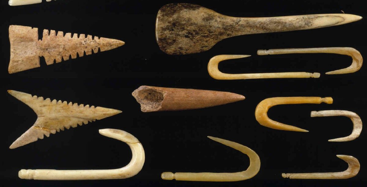 Костяные наконечники и крючки.