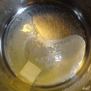 Растопите масло в кастрюле на среднем огне.