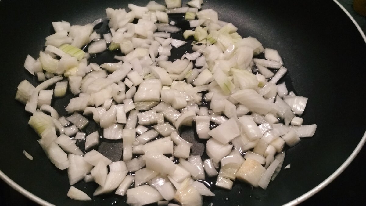 Обжариваем лук.