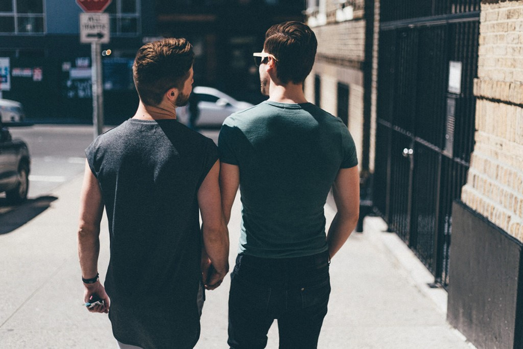 двое мужчин в пальто. два брата на закате. по дороге я встретил двух мужчин. два парня обнимаются. парень обнимает девушку.