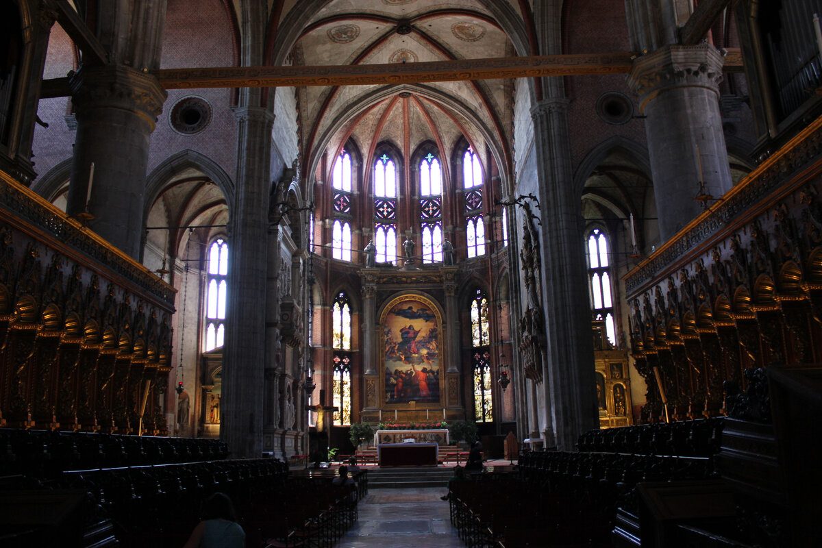 Алтарь и картина Тициана "Ассунта" в церкви Санта Мария Глориоза дей Фрари.