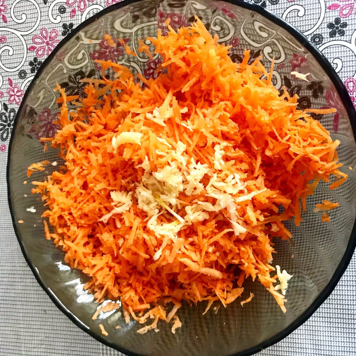 Используем мелкую терку для морковки и чеснока !