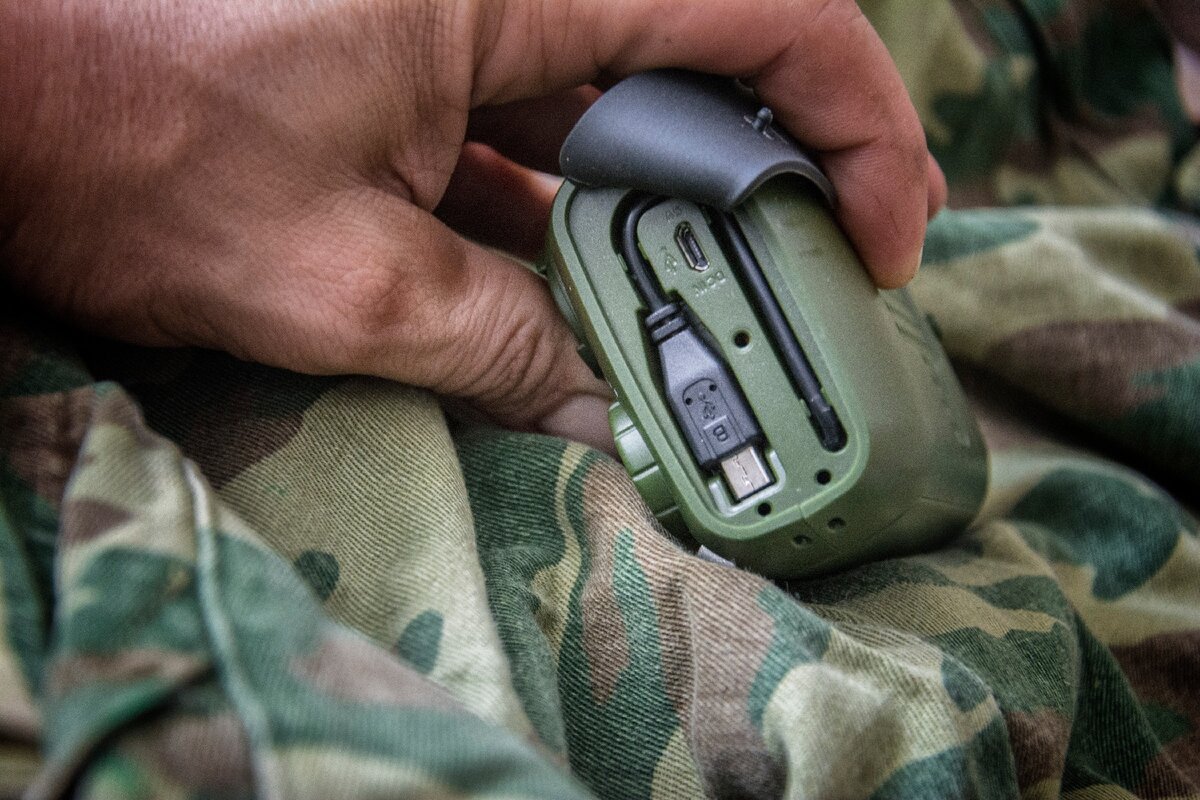 радио выживальщика. сумка выживальщика. радиоприемник выживальщика с динамо. радиостанции стационарная беркут. радиооборудование для экскурсий.