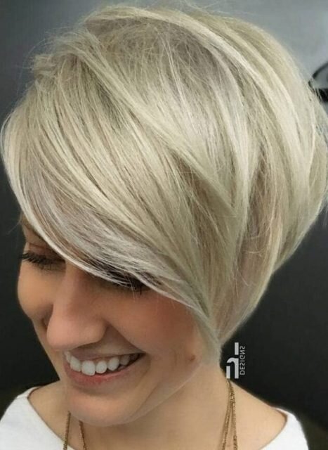 Асимметричная стрижка на платиновые волосы