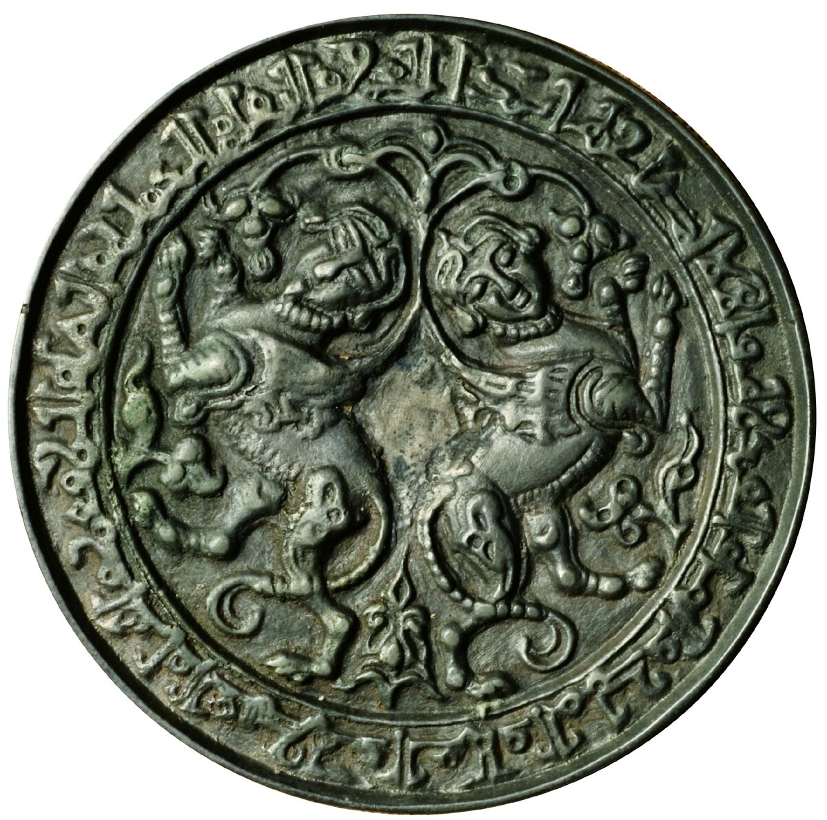 Зеркало. Эпиграфический узор и изображение фантастических существ. Бронза, литье. Найдено в Казанской губернии. XIII — начало XIV в.