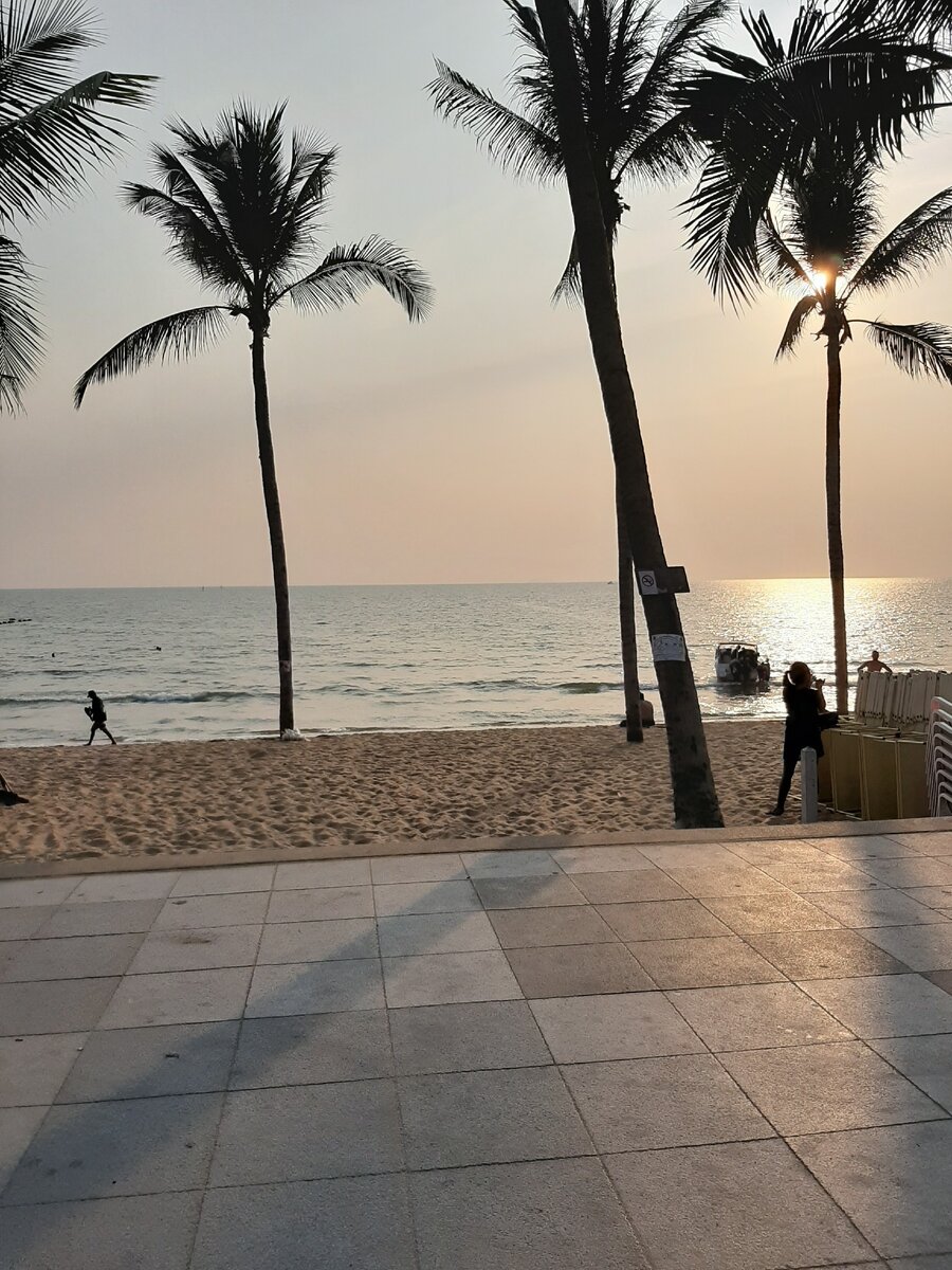 Около шести вечера.