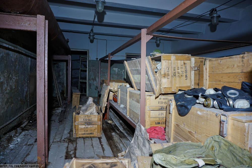 Найденные внутри заброшенного бомбоубежища коробки оказались полными. Показываю свои находки