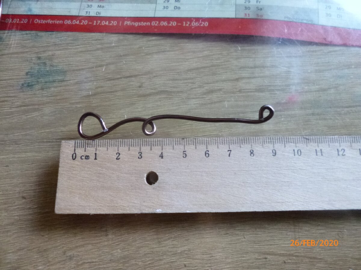 вот так скручиваем кусочек проволоки                                                      