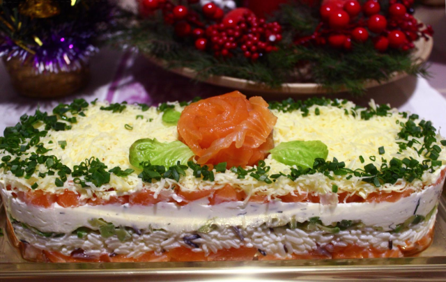 Потребуется: 200 г слабосоленой семги
 (у меня лосось)
50 г риса (смесь золотистого и дикого риса)
1 шт. авокадо
100 г мягкого творожного сыра "Хохланд"
60 г твердого сыра типа Российского
70 мл майонеза
½ лимона
Несколько веточек укропа
Приготовление:
Количество риса взято мной условно. Обычно я варю его больше и добавляю в салат по вкусу. Промойте рис до прозрачной воды. Отварите его в подсоленной воде до готовности. Дайте остыть.
Семгу порежьте кубиками. Несколько кусочков нарежьте тоненькими пластинами. Они пойдут на декор.
Выложите творожный сыр в миску и хорошо разомните. Натрите твердый сыр на мелкой терке. Добавьте половину сыра к творожной массе. Так же добавьте половину майонеза.
Порежьте мелко укроп и отправьте в миску. Хорошо перемешайте.
Оставшийся майонез соедините с рисом. При желании можно добавить больше майонеза. Мне нужно лишь было, чтобы рис стал клейким, и я не хотела перебить майонезом вкус благородных продуктов.
Сделайте надрез по окружности авокадо. Проверните обе половинки в разные стороны. Плод разделится на две части, а косточка легко вынется. После этого отделите ложкой маслянистую мякоть от кожуры или просто очистите ножом. Нарежьте авокадо мелкими кубиками и сбрызните соком лимона, чтобы он не потемнел.
Все продукты подготовлены, можно приступать к сборке салата. Поставьте в центр сервировочной тарелки формовочное кольцо. Выложите на дно половину семги. Сверху выложите рис. Все слои слегка утрамбовывайте. Поверх риса выложите авокадо. На авокадо – творожную массу. Сверху выложите оставшуюся половину семги.
На слой из семги нанесите тоненькую сеточку майонеза. Посыпьте оставшимся тертым сыром.
Сверху посыпьте укропом. Здесь он играет эстетическую роль. Аккуратно снимите кольцо.
Из тонких пластинок семги сформируйте розочки. Украсьте салат долькой лимона, розочками из рыбы и веточками розмарина. Слоеный салат из семги и авокадо готов. Приятного аппетита!
