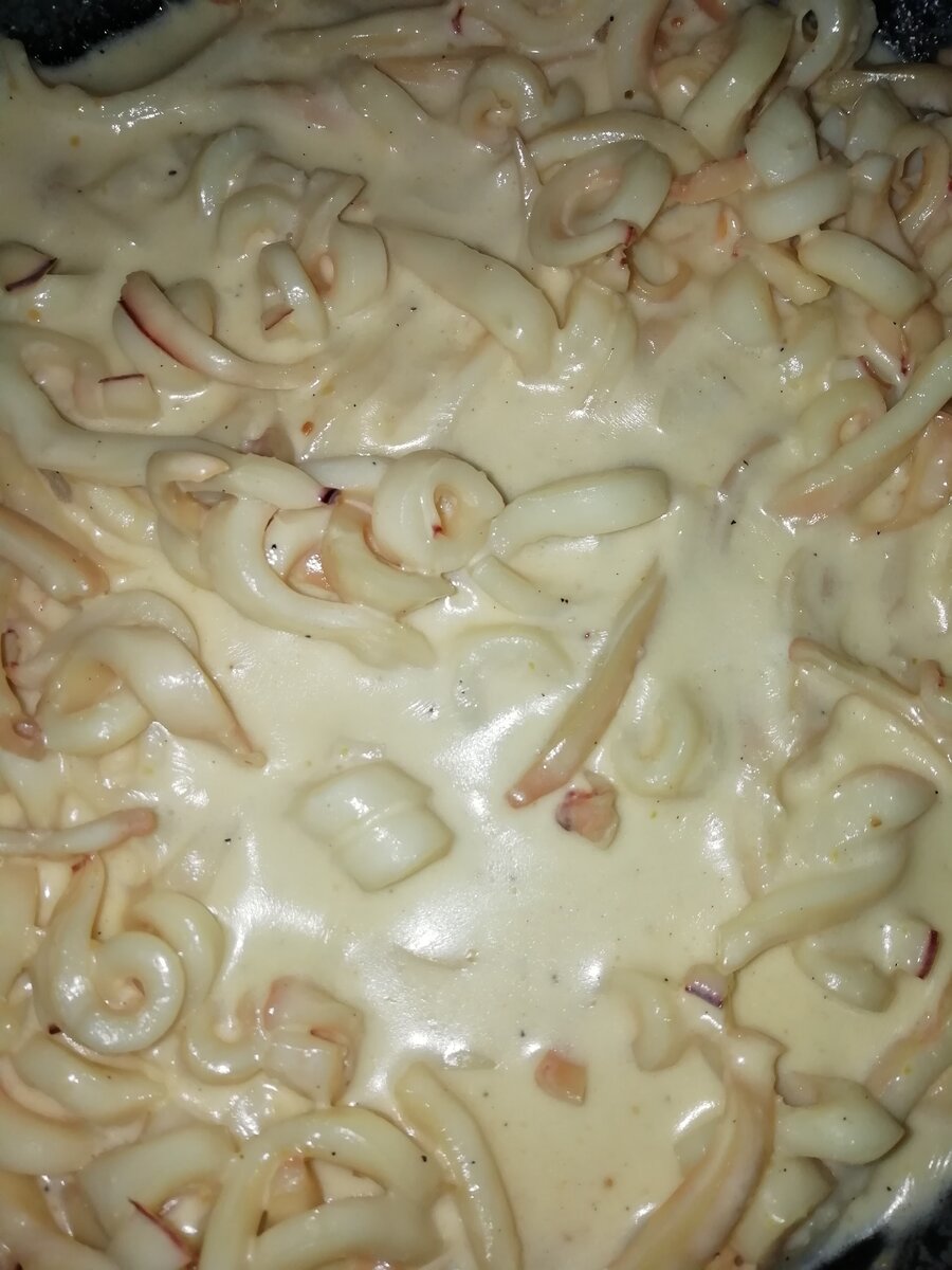 Кальмары под сметано-сырным соусом