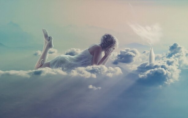  льств существования жизни после смерти
Что такое Сознание?
Мозг улавливает сигналы и мысли извне
Проще говоря, если выключить телевизор, это не означает, что все телеканалы исчезают. Если выключить тело, то сознание так же не исчезнет.
Но для начала, надо разобраться, что же такое сознание.
Большую часть жизни человек проводит в бессознательном состоянии. Это не значит, что он не контролирует свои поступки, не может логически мыслить, поддерживать беседу или заниматься другими делами.
Нет. Просто в это время он не осознает себя как личность. Последние два дня я, например, занимался переездом на другую квартиру. Собирал вещи, ходил в магазин, заказывал транспорт.
В какой-то момент, заклеивая скотчем коробку, я вдруг понял, что уже несколько часов в моей голове вертится популярная мелодия двадцатилетней давности, и я ее про себя напеваю.
С какого ляду она залетела в башку, ведь я точно ее не слышал в последние часы, я их провел бессознательно, за рутинной работой, не осознавая, что вот это Я, именно я ее выполняю.
Характеристики сознания
Какой такой транслятор запустил мне в мозг шлягер прошлых лет? Можно, конечно, предположить, что его сгенерировал мозг, но тогда надо признать, что он выполняет бестолковую и ненужную работу, на которую расходуется уйма энергии.
Не думаю, чтобы эволюция не отсекла эту бесполезную функцию. Поневоле согласишься с гипотезой о том, что мозг улавливает сигналы и мысли извне, а не генерирует их.
И все-таки, что такое сознание до сих пор непонятно никому.
Что такое Сознание, до сих пор непонятно
Мы знаем лишь некоторые его свойства. Это осознание собственной личности, то, что позволяет ощущать себя этой самой личностью, анализатор наших эмоций, чувств, желаний.
Мнение:
Мозг выполняет функции телевизора, который принимает волны и преобразует их в изображение и звук, из чего складывается целостная картина
У сознания нет вкуса, цвета, запаха, формы, измерения. Его нельзя увидеть, услышать, потрогать. Некоторые считают, что мое сознание это и есть я. Но что такое «Я»?
Имя, пол, профессия?
При ответе на этот вопрос первое, что приходит в голову: «Я – мужчина или женщина, человек», «Я – студент, рабочий, бизнесмен», «Я – Сергей Семенович или Оксана, муж, жена, дочь, сын, бабушка, дедушка».
Ответы эти, разумеется, крайне наивные. Неповторимое, индивидуальное «Я», свою личность нельзя определить через понятия общие.
Сознание всегда лично
В мире полно людей, обладающих такими же особенностями. Но они это не вы. Все мы мужчины или женщины, сыновья, дочери. Совпадает и род деятельности и даже фамилия, имя, отчество.
Но ваше индивидуальное «Я», индивидуальное Сознание всегда лично. «Я» – это далеко не качество. Качества любого из нас всегда меняются, хотя бы, потому что мы каждую секунду стареем, но сознание остается неизменным.
Мы  стареем, но сознание остается неизменным
Психические и физиологические особенности
Можно предположить, что «Я» — это мое поведение, рефлексы, психологические особенности, пристрастия и тому подобное. Но ядром личности это тоже быть не может.
За жизнь наши пристрастия, поведение, психологические особенности все время меняются.
Моё тело
Не прокатывает и аргумент, что «Я» — это мое тело. По разным данным все клетки нашего организма обновляются полностью за пять-семь лет.
Но ведь семь лет назад  вы не были другим человеком, хотя состояли из другого материала. Потому что ваше «Я» осталось прежним. Значит «Я» это не совокупность клеток, не их качество.
«Я» это не совокупность клеток
Нервные клетки
Высказывается  и такое предположение, что личность – это сумма нервных клеток. Но тогда каждый день вы были бы другим человеком.
Нервные клетки умирают, восстанавливаются. Известно, что алкоголь убивает миллионы нервных клеток.
Личность, например, моего соседа остается одной и той же. Каждый раз он приходит ко мне в хлам, занять денег, а наутро возвращается с повинной и занимает еще раз – опохмелиться.
Какое количество нервных клеток за долгие годы такого образа жизни у него были уничтожены, страшно подумать, но «Я» существенных изменений не претерпело, поэтому утром он опять жмет на звонок моей двери.
Нервные мозговые клетки тоже обновляются
При условии, если бы нервные клетки составляли наше «Я», то мы бы ежедневно теряли часть своего «Я». С каждой умершей клеткой, с каждым нейроном, «Я» становилось бы меньше и меньше. С восстановлением клеток, оно бы возрастало в размерах.
Автор недавней статьи в авторитетнейшем научном журнале Science М. Блон утверждает, что и нервные мозговые клетки  в организме человека точно так же обновляются, как и остальные.
Это означает только одно: Сознание человека остается прежним, потому что оно не связано с материальным телом, которое меняется и обновляется постоянно. Может быть, моя «Я» и мое Сознание – это мой мозг?
Мнение:
Если выключить телевизор, это не означает, что все телеканалы исчезают. Если выключить тело, то сознание тоже не исчезает
Сознание и мозг
Широко распространенное мнение: мозг получает информацию из внешнего мира, обрабатывает ее, дает команду организму как действовать. А значит, сознание прячется где-то там в его глубинах. Но практика разбивает эти доводы очень просто.
У человека нет области мозга, отвечающей за Сознание
Нейрофизиологи знают,  и таких случаев немало, что человек может жить с одной половиной мозга, как с левой, так и с правой. Если больной живет с левым полушарием, логично предположить, что Сознание – в правом.
Но в случае если он живет только с правым, тогда где находится сознание? Вот то-то и оно. У человека нет области мозга, отвечающей за Сознание.
В середине прошлого века доктор А. Итуррича долгое время наблюдал больного подростка с диагнозом «опухоль мозга». Мальчишка все время жаловался на головную боль, но сохранял Сознание до самой смерти.
Когда сделали вскрытие, то врачи были поражены. Непонятно, как у подростка сохранялось Сознание, потому что огромный нарыв захватил большую часть мозга и мозжечок. А мозговая масса вообще была отделена от черепной коробки.
Этот факт и еще сотни похожих, накопленных за все время изучения мозга,  доказывает, что  Сознание существует само по себе, автономно.
Природа Сознания?
Создатель и теоретик  квантовой механики, лауреат Нобелевской премии Э. Шредингер заявлял, что Сознание находится за пределами человеческого понимания, в стороне от науки.
Сознание находится за пределами человеческого понимания
Другой лауреат Нобелевской премии Дж. Экклз утверждал, что психика не является функцией мозга.
Научная мысль все больше склоняется к мысли, что мозг не есть источник Сознания и мысли, а лишь их ретранслятор.
Еще раньше выдающийся ученый Войно-Ясенецкий писал, что мозг не способен мыслить самостоятельно, потому что  психические процессы вынесены за его пределы.
Когда мы выключаем радио, это не значит, что радиостанция заканчивает вещание.
После смерти физического тела Сознание остается и продолжает жить.
Многообразие фактов, накопленных наукой, доказывает, что после физической смерти каждый наследует иную реальность, сохраняя свое Сознание.
Иная реальность
Здесь уместно привести слова выдающегося ученого академика Владимира Михайловича Бехтерева: «Смерти нет, господа! Смерти нет! Это можно доказать. И доказать строго логически. Человеческая личность бессмертна!»
Мнение:
Лауреат Нобелевской премии Э. Шредингер заявлял, что Сознание находится за пределами человеческого понимания, в стороне от науки
Ученые о жизни после смерти
В бессмертие души верили многие великие люди и в том числе ученые. Один из первых был мистик, философ швед Эммануэль Сведенборг (1688 — 1772 г.г.).
Как человек талантливый он был талантлив во многом. Эммануэль автор десятка серьезных технических изобретений. В его активе полторы сотни сочинений на разные темы в различных научных областях (астрономия, математика, кристаллография, горное дело). К тому же говорят, что ученый обладал даром ясновидения.
Эммануэль Сведенборг
Как утверждал сам Сведенборг, он два десятка лет занимался исследованием иных измерений, много раз беседовал с людьми уже покинувшими этот мир. В его сочинениях написано, что после того как дух отделяется от тела и человек умирает, он продолжает оставаться все той же личностью.
Скептики над ним посмеивались, но существует документально засвидетельствованный факт.
Королева Швеции, также настроенная скептически по отношению к заявлениям ученого, как-то полушутя попросила его переговорить с ее покойным братом.
Через неделю Сведенборг пришел к королеве и что-то прошептал ей на ухо. Королева побледнела, а через какое-то время в беседе со своими придворными, вспоминая тот случай, сказала, что только мой брат и Господь бог могли это знать.
Константин Эдуардович Циолковский основоположник космонавтики известен во всем мире, не меньше чем первый космонавт Юрий Гагарин.
Константин Эдуардович Циолковский
Так вот, гениальный ученый полагал, что жизнь не прекращается после физической смерти человека. По его теории душа, отделившаяся от мертвой оболочки, представляет собой тело, состоящее из неделимых атомов, которое блуждает в просторах Вселенной.
А вот академик Андрей Дмитриевич Сахаров писал, что не представляет себе человеческую жизнь и Вселенную без источника духовной «теплоты»,  без осмысленного начала, лежащего вне материи.
Жизнь души после смерти тела
Известный физик, профессор Института регенеративной медицины Роберт Ланца заявляет, что смерти просто не существует. Смерть это не завершение жизни, а переход нашего «Я», нашего Сознания в параллельный, мир.
Смерти не существует
Он также уверен в том, что окружающий нас мир зависит от нашего Сознания и все то, что мы видим, слышим и ощущаем, не существует без него.
Интересную идею выдвинул американский ученый анестезиолог С. Хамерофф. Он считает, что наша душа и Сознание существовало во Вселенной всегда, со времен Большого взрыва, что душа состоит из ткани самой Вселенной, и обладает другой  более фундаментальной структурой, чем нейроны.
В заключение давайте вспомним о взглядах академика РАМН, профессоре Наталье Петровне Бехтеревой, о которой мы уже писали здесь. Долгое время Наталья Петровна возглавляла Институт Мозга человека и была убеждена в посмертной жизни души.  К тому же она сама лично стала свидетелем посмертных феноменов.
После смерти душа продолжает жить
Жизнь после смерти. Доказательства
15 доказательств существования жизни после смерти
Подпись Наполеона
Факт из истории. После Наполеона на французский престол взошел король Людовик XVIII. Однажды ночью он томился без сна. На столе лежал брачный контракт Маршала Мармона, который Наполеон должен был подписать. Неожиданно Людовик услышал шаги, дверь отворилась, и  в спальню зашел сам Наполеон. Он надел корону, подошел к столу и вял в руки перо. Больше Людовик ничего не помнил, сознание его покинуло. Очнулся он только утром. Дверь в спальню была закрыта, на столе лежал подписанный императором контракт. Документ этот долгое время хранился в архиве, а почерк Наполеона был признан настоящим.
Наполеон
Любовь к матери
И вновь про Наполеона. Видимо, дух его никак не мог смириться с такой судьбой, поэтому метался в пространствах неведомых, пытаясь как-то примириться, осознать свою телесную жизнь и проститься с дорогими людьми. 5 мая 1821 года, когда император умер в заточении, призрак его предстал перед матерью и произнес: «Сегодня, пятого мая, восемьсот двадцать один». И только через два месяца она узнала, ее сын окончил земное существование именно в этот день.
Девушка Мария
В состоянии клинической смерти, находясь без сознания, девушка по имени Мария покинула свою палату. Она поднялась над кроватью, всё видела и слышала.
Клиническая смерть
В какой-то момент оказалась в коридоре, где заметила брошенную кем-то теннисную туфлю. Когда ее привели в сознание, она рассказала об этом дежурной медсестре. Та с недоверием, но все же пошла в коридор, на этаж, который указала Мария. Теннисная туфля лежала именно там.
Разбитая чашка
Похожий случай, о котором рассказал известный профессор. Во время операции у его пациентки произошла остановка сердца. Какое-то время она была мертва. Сердце удалось запустить, операция прошла удачно, и профессор пришел ее осмотреть в реанимационную палату. Женщина уже вышла из наркоза, была в сознании и рассказала очень странную историю.
Мнение:
С. Хамерофф считает, что наша душа и Сознание существовали во Вселенной со времен Большого взрыва
Кто пережил клиническую смерть
Во время остановки сердца пациентка увидела себя, лежащую на операционном столе. Почти тут же подумала, что умрет, не попрощавшись с дочерью и мамой, после чего оказалась у себя дома. Увидела дочку, увидела соседку, которая зашла к ним и принесла дочери платье в горошек. Они сели пить чай, и во время чаепития разбилась чашка. Соседка сказала, что это на счастье. Описывала свои видения больная так уверенно, что профессор отправился в семью пациентки. Все оказалось правдой. Во время операции в квартиру действительно приходила их соседка, было тут и платье в горошек и на счастье разбитая чашка. Если профессор и был атеистом, не думаю, что остался им после этого случая.
Загадка мумии
Невероятно, но факт, иногда после смерти отдельные фрагменты человеческого тела остаются неизменными и продолжают жить. В Юго-Восточной Азии найдены мумии монахов, тела которых сохранились в отличном состоянии.
Загадка мумии монахов
Кроме того, их энергетическое поле даже превышает показатели живых людей. У них растут волосы и ногти и, вероятно, в них живо ещё то, что не измерить никакими современными приборами.
Возвращение из ада
Мориц Роолинг профессор, врач-кардиолог за свою практику сотни раз выводил из состояния клинической смерти своих пациентов. В 1977 году он делал непрямой массаж сердца молодому человеку. Сознание к парню возвращалось несколько раз, но потом он его терял опять. Каждый раз, возвращаясь в реальность, пациент умолял Роолинга продолжать, не останавливаться, при этом было видно, что он испытывает панический ужас.
Возвращение в реальность
Парня все же удалось вернуть к жизни, и доктор спросил, что его так сильно напугало. Ответ пациента был неожиданным. Больной заявил, что побывал в аду. Мориц стал изучать этот вопрос, и оказалось, таких случаев в международной практике полным полно.
Образцы почерка
В возрасте двух лет, когда дети еще толком не умеют говорить, индийский мальчика Таранжита, заявил, что, на самом деле, у него другое имя и живет он в другой деревне. О существовании этой деревни он знать не мог, однако произнес ее название правильно. В шесть лет он вспомнил и обстоятельства своей смерти — его сбил мотоциклист. Таранжит в тот момент учился в 9-м классе и шел в школу. Невероятно, но после проверки история эта подтвердилась постностью, а образцы почерка Таранжита и погибшего подростка совпали.
Родимые пятна на теле
В некоторых странах Азии есть традиция наносить после смерти на тело человека метки.  Родственники верят, что так душа покойника вновь родится в той же семье, а метки,  в виде родимых пятен, проявятся на телах детей.
Родимые пятна
Именно это произошло с  маленьким мальчиком из Мьянмы. Родимые пятна на его теле точно совпадали с метками на теле умершего деда.
Знание иностранного языка
Средних лет американка, которая родилась и выросла в США, под воздействием гипноза вдруг заговорила на чистейшем шведском языке. На вопрос, кто она такая, женщина ответила, что она шведский крестьянин.
Особенности сознания
Профессор Сэм Парния, долгое время изучавший клиническую смерть, пришел к выводу, что Сознание человека сохраняется и после смерти мозга, когда нет электрической активности, а в мозг не поступает кровь. За многие годы он собрал большое количество свидетельств о переживаниях и видениях больных, когда мозг их был не активнее камня.
Опыт вне тела
Американскую певицу Пэм Рейнолдс во время операции на мозге ввели в состояние искусственной комы. Мозг был лишен кровоснабжения, а тело охладили до пятнадцати градусов по Цельсию. В уши вставили специальные наушники, которые не пропускают звуки, а глаза были закрыты маской. Во время операции, по воспоминаниям Пэм, она могла наблюдать за собственным телом и тем, что происходило в операционной.
Внетелесный опыт
Она различила голос, который сказал, что у нее узкие артерии и слышала песню американской рок-группы The Eagles «Hotel California», которая звучала в операционной. Врачи были в шоке, когда Рейнолдс это им рассказала.
Изменения личности
Пим ван Ломмел голландский ученый проанализировал воспоминания пациентов, перенесших клиническую смерть. По его наблюдениям многие из них начали смотреть на будущее более оптимистично, избавились от страха смерти, стали счастливее, общительнее, позитивнее. Почти все отмечали, что это был положительный опыт, который сделал их жизнь другой.
Иная реальность
Счастливая возможность, если можно так выразиться, представилась человеку, который сам занимался проблемой существования жизни после смерти. Семь дней провел в коме американский нейрохирург Александр Эбен. По выходе из этого состояния Эбен, по его же словам, стал другим человеком, потому что в своем вынужденном сне он наблюдал такое, что сложно даже представить.
Другая реальность
Он окунулся в иную реальность, наполненную светом и прекрасной музыкой, хотя его мозг был в это время отключен, и по всем медицинским показателям ничего подобного он наблюдать не мог.
Видения слепых
Оказывается, что во время клинической смерти прозревают слепые. Эти наблюдения описали авторы Ш. Купер и К. Ринг. Они специально опросили фокус-группу, состоящую из 31 слепых людей, переживших клиническую смерть.
Видения слепых на другой стороне жизни
Все без исключения, даже те, кто был слеп от рождения, заявили, что наблюдали визуальные образы.
Прошлая жизнь
Доктор Ян Стивенсон проделал гигантскую работу и опросил более трех тысяч детей, которые могли что-то вспомнить из своей прошлой жизни. Например, маленькая девочка из Шри-Ланки отчетливо помнила название города, где она жила раньше, а также в деталях описала дом и свою прошлую семью. Прежде никто из ее нынешней семьи и даже знакомых с этим городом не были связаны никак. Позже 27 из 30 ее воспоминаний подтвердились.

  