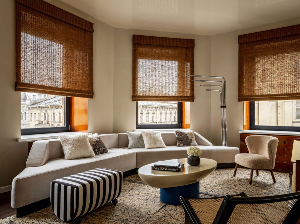 Гостиная. Диван и журнальный столик сделаны на заказ по эскизам автора проекта; торшер по дизайну Гоффредо Реджани 1960-х годов из галереи Correct Form; ковры, IKEA; светлое кресло, Zara Home.