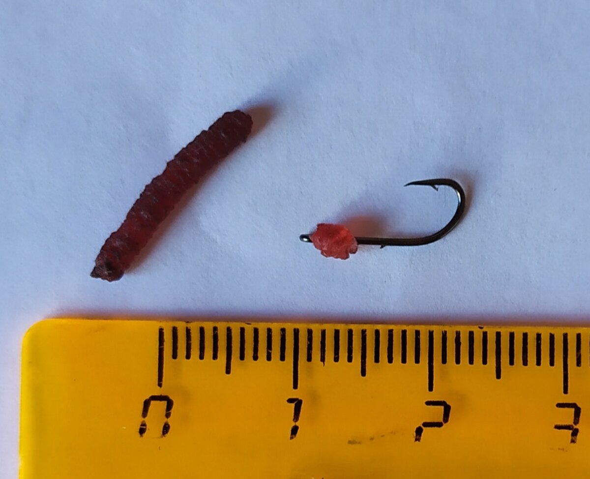 Голова мушки- кусочек искусственного мотыля.