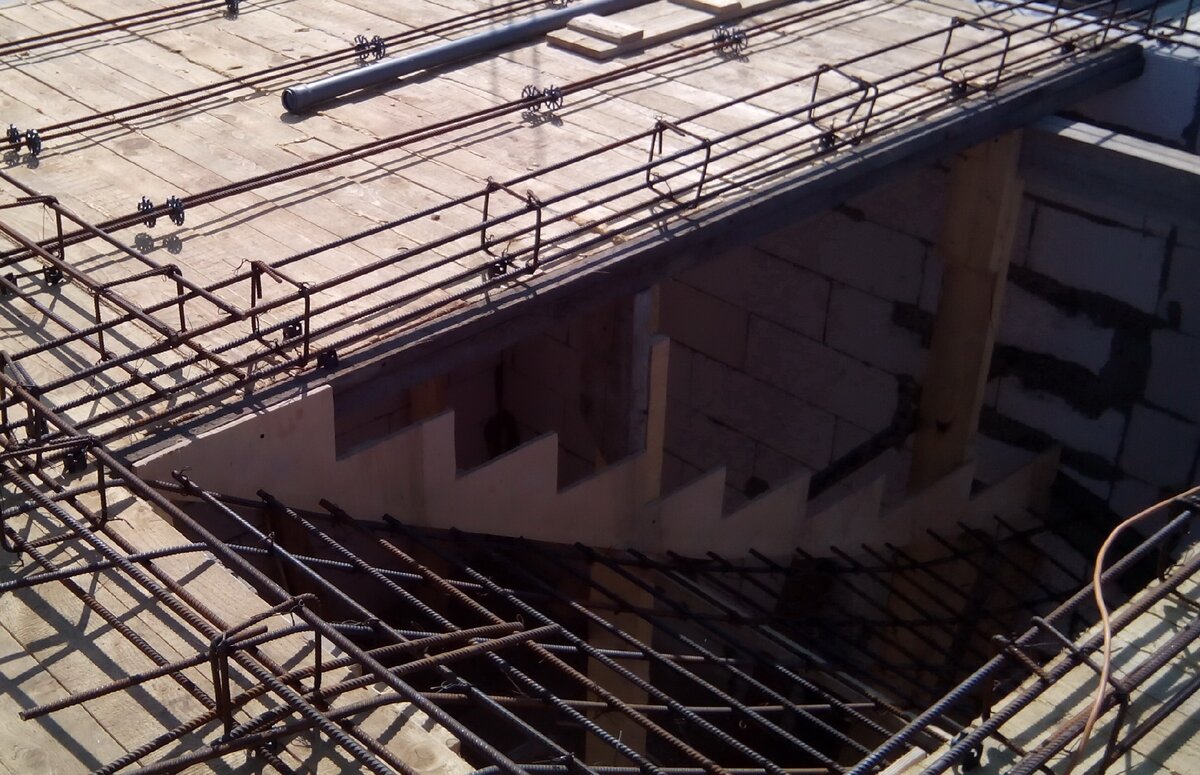 Опалубка и арматурный каркас лестницы