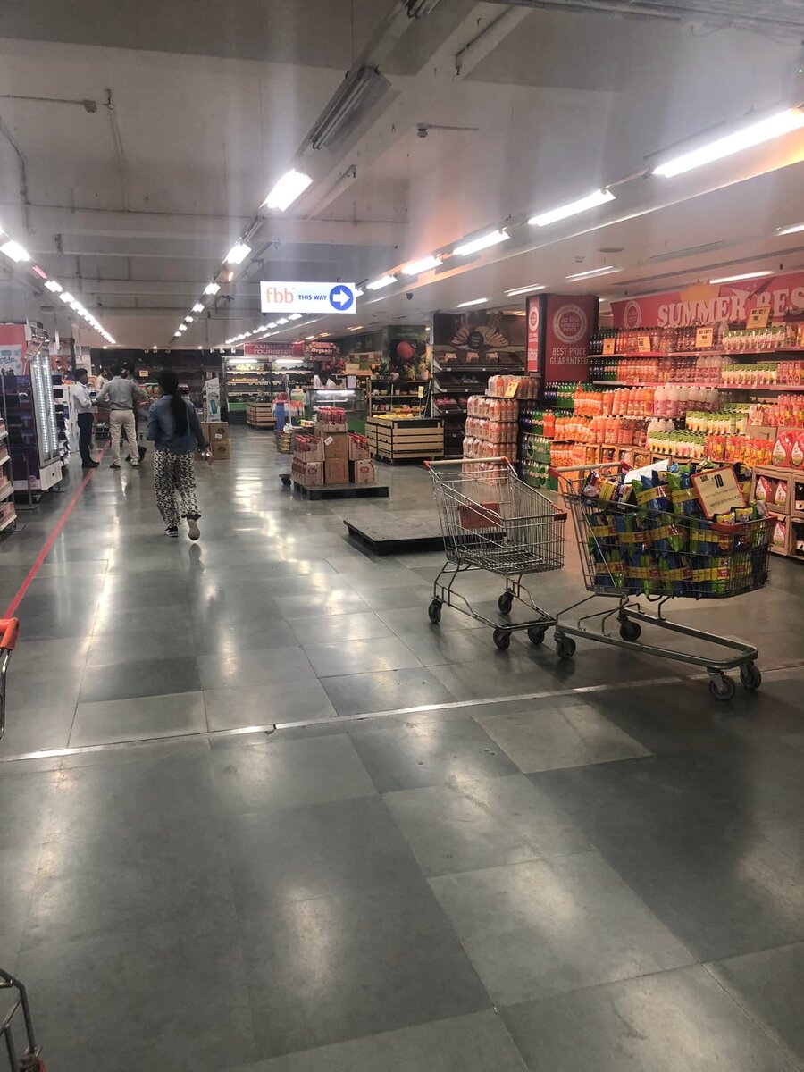 21го марта в Дели продуктовые магазины были еще полны продуктов. Исключение составляли полу или полностью пустые полки с мукой и сахаром. 