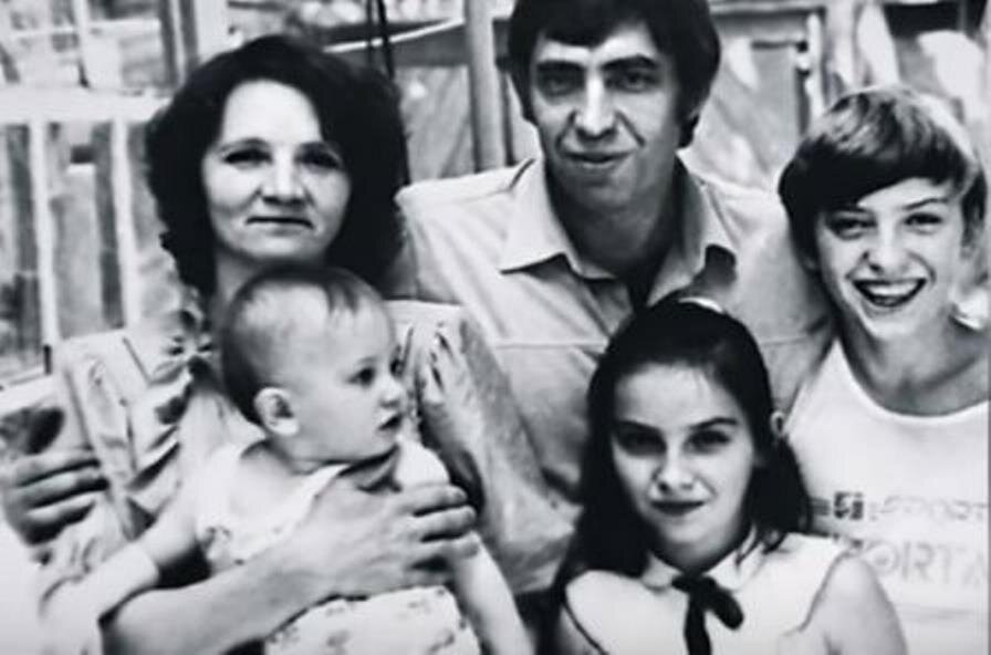 Павел Прилучный (на руках у мамы) с семьей