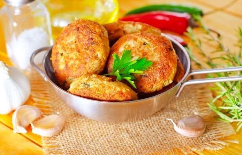 Нам понадобится:                                                                                                                                          Куриное филе (3 кусочка), Тыква (примерно 800-900 грамм), Яйцо куриное (2-3 штуки в зависимости от размера), Оливковое масло (для смазывания противня, 1-2 ст. л.) 
Специи:Соль, Паприка, Корица, Мускатный орех, Куркума, Карии (чуть-чуть), Красный молотый перец (по желанию)

Основные продукты, которые нам потребуются.
2. Куриное филе предварительно разморозить. Тыкву очистить от кожуры и семян. Всё порезать небольшими кубиками и измельчить в блендере или при помощи мясорубки.

3. Смешать тыкву и куриное филе.

4. Добавить яйца.

5. Добавить соль и специи, всё тщательно перемешать.

6. Противни (противень) для запекания смазать оливковым маслом. Сформировать кругленькие котлетки из курино-тыквенной массы (из данного количества получается 17-18 котлеток), выложить в противни (противень) и запекать в заранее нагретой до 180-ти градусов духовке 30-40 минут.

7. Готовность проверяем деревянной зубочисткой: протыкаем котлетку - если она сухая, значит котлетки готовы.

8. Раскладываем на порции и подаём эдаких оранжевых красавцев! Такие котлетки прекрасно подойдут как к множеству гарниров, так и просто к свежим овощам.

9. Приятного аппетита!