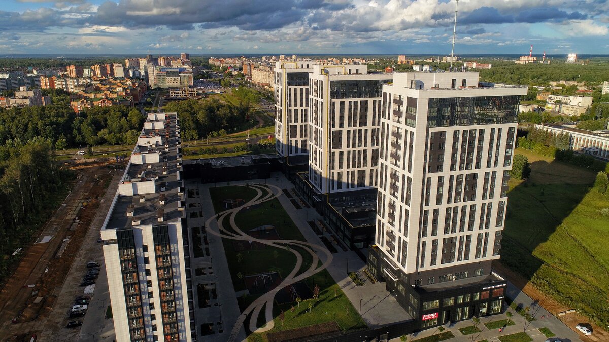 Центр города (Начало пр-та Маркса: башни ЖК "Циолковский" и справа Дом ученых) Источник: pilothub.ru 