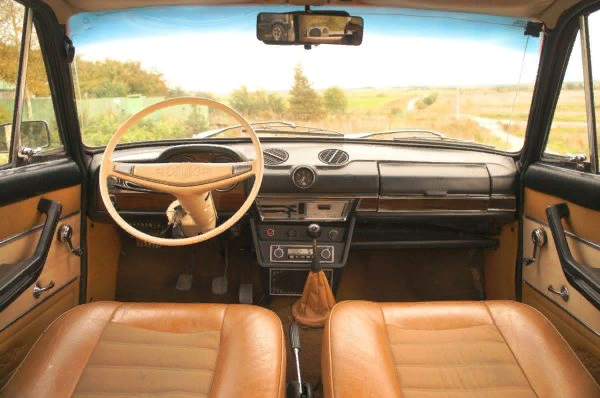 Придание автомобилю первоначального облика, как снаружи, так и внутри, сегодня также считается тюнингом