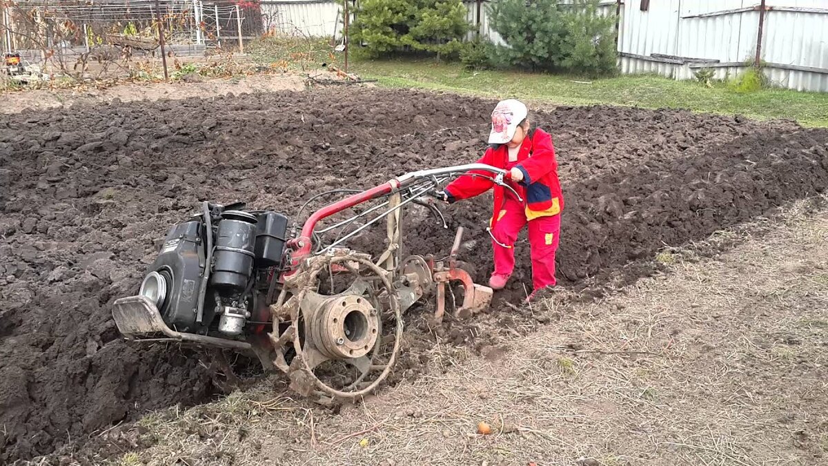 Правильно подобранным инструментом сможет работать оператор любых размеров