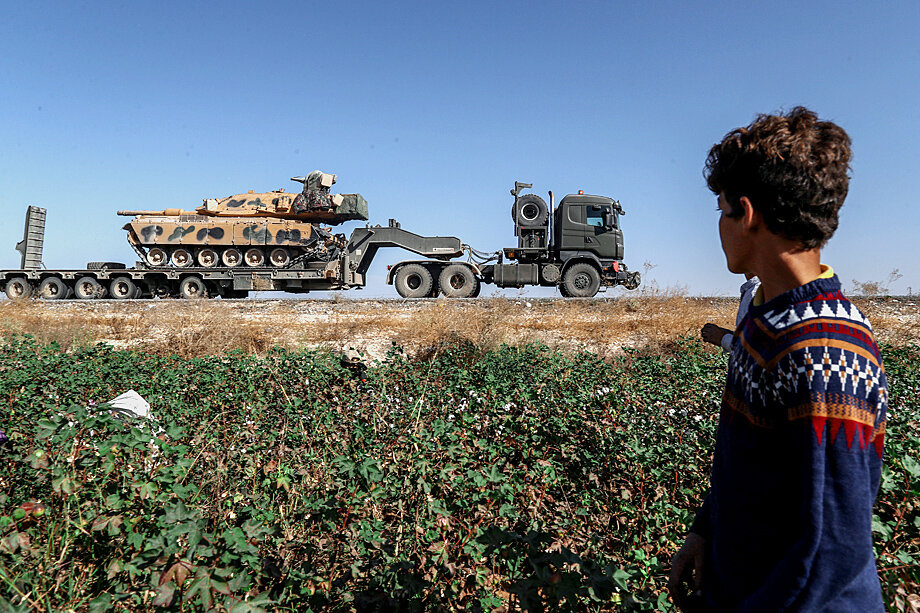 Турецкая военная колонна в Сирии
Фото: Sedat Suna/EPA/TASS