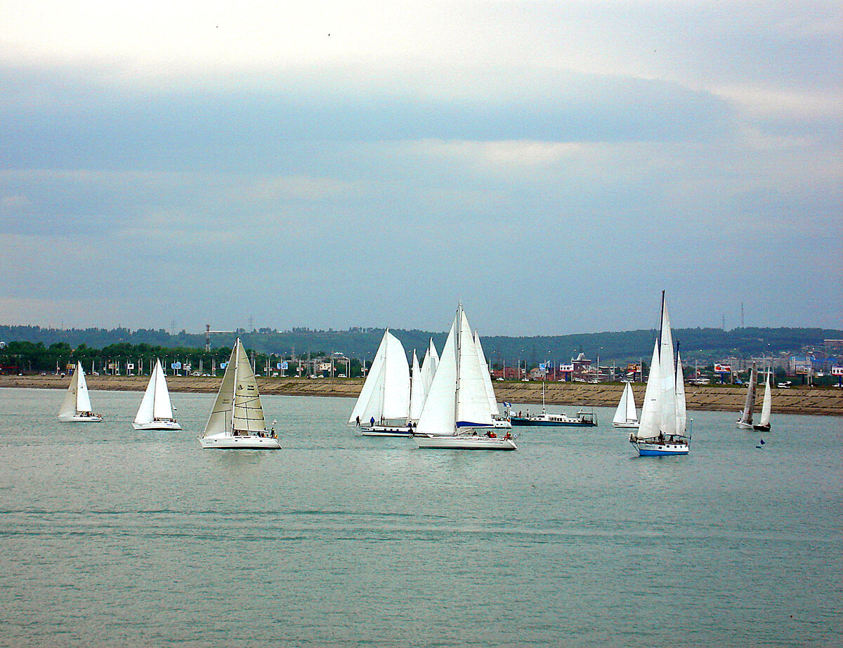 Двигаться вперёд можно и при боковом, и при встречном ветре. Главное - правильно поставить паруса