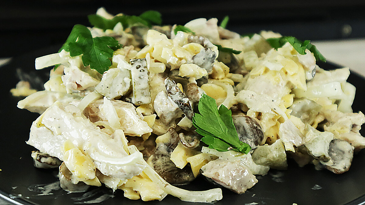 Мясной салат с шампиньонами, сыром и солёными огурцами