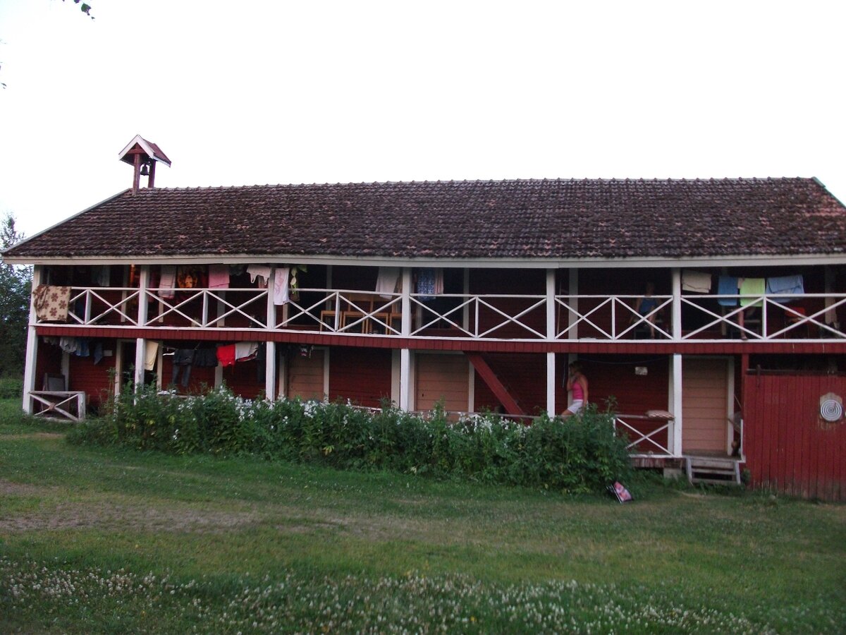 Это домик в котором нам предстояло жить. 