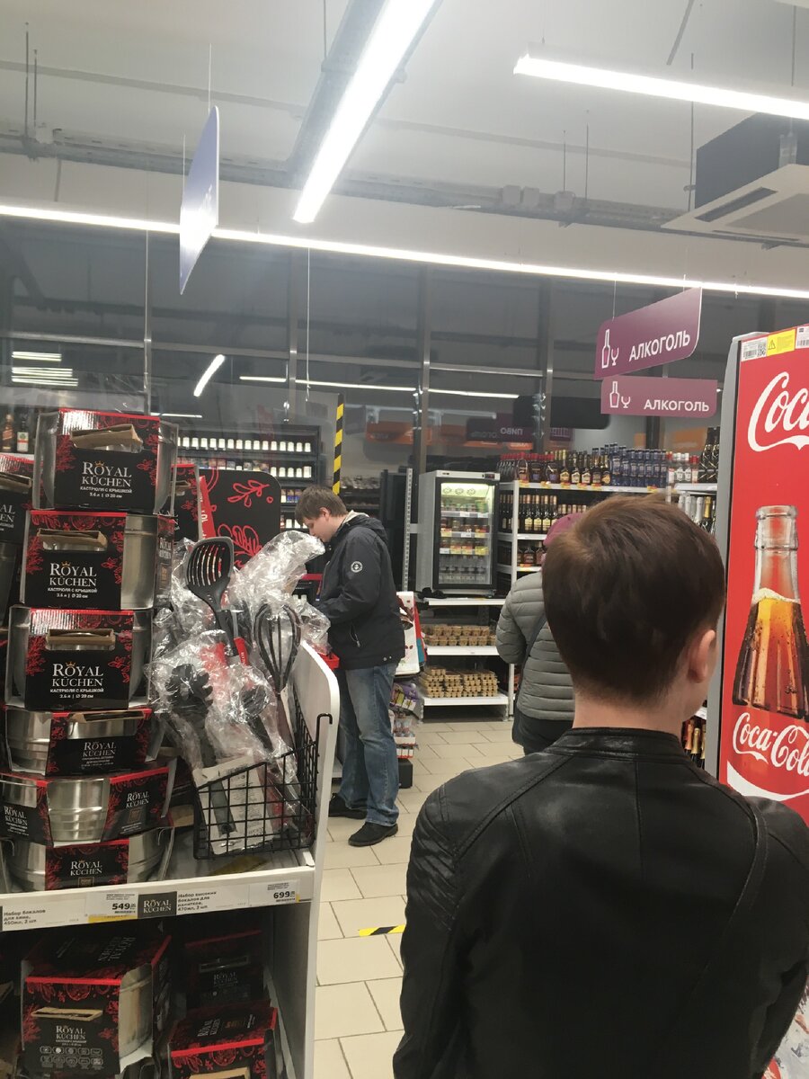 Длинная очередь из трёх человек