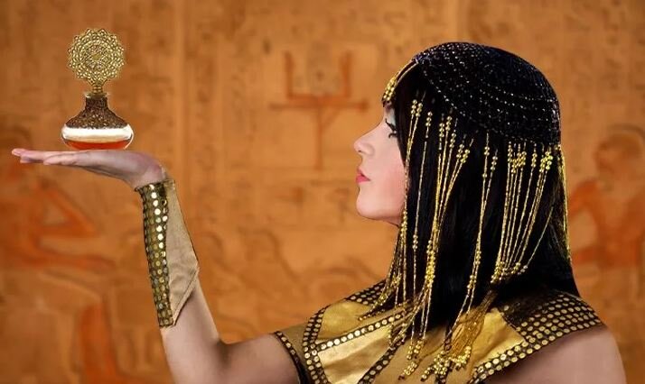 Духи Клеопатры: кто создал и чем пахла последняя царица Древнего Египта |  Что, кто и где? | Дзен