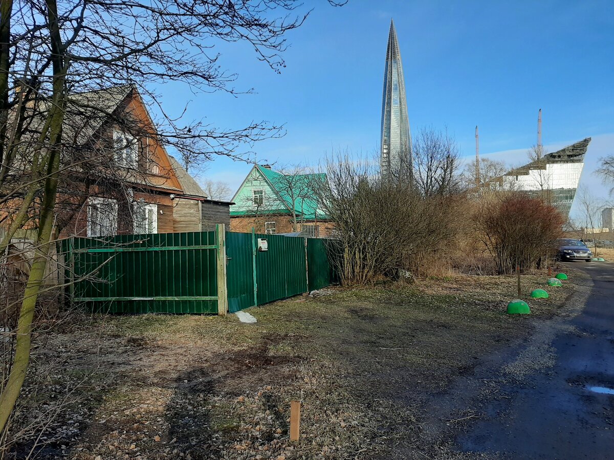 Вид на небоскреб прямо из собственных окон