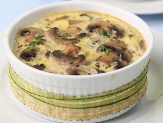 Ингредиенты: 
500 г белых грибов или шампиньонов
2 луковицы
200 г сметаны
300 г сыра твердых сортов
1 зубчик чеснока
4 ст. л. сливочного масла
1 ст. л. муки
Свежемолотый черный перец
Соль

Приготовление:

1. Грибы очистить и нарезать крупно. Разогреть в сковороде 2 ст. л. сливочного масла и обжаривать грибы в течение 5 минут на среднем огне. Посолить. Образовавшуюся жидкость сохранить.

2. Лук очистить, нарезать мелко. Добавить лук в сковороду с грибами, туда же добавить 2 ст. л. сливочного масла. Обжаривать 5 минут.

3. Муку всыпать в сметану и тщательно размешать. Постепенно влить жидкость, образовавшуюся при обжарке грибов, посолить и поперчить.

4. Получившийся соус влить в обжаренные грибы. 5 минут тушить на слабом огне, помешивая.

5. Сыр натереть на мелкой терке.

6. Формочки для жюльена (кокотницы) натереть зубчиком чеснока.

7. Грибы с соусом выложить в кокотницы, посыпать сыром и запекать с разогретой до 200°С духовке 7-8 минут до появления корочки.