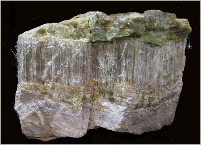 
Римляне использовали асбест в одежде и предметах повседневного использования, таких как посудомоечные полотенца, салфетки и скатерти. Плиний Старший (римский писатель-эрудит) говорил, что в отличие от обычной ткани, предметы из асбеста можно было чистить, просто бросая их в огонь. Он также отметил, что рабы, которые носили одежду из асбеста, часто страдали от заболеваний легких.
