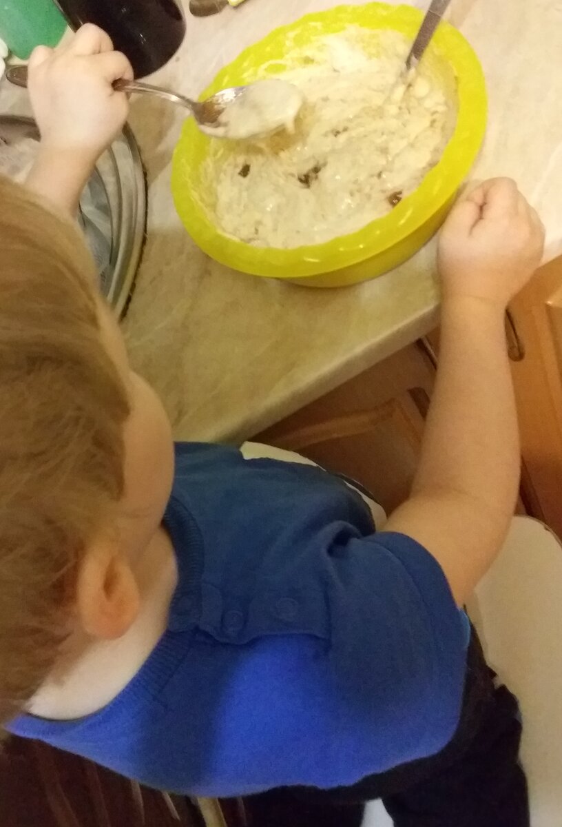 Лапушка мой младшенький)помогает мне тесто на пирог из варенья замешивать)))печем на завтра.
