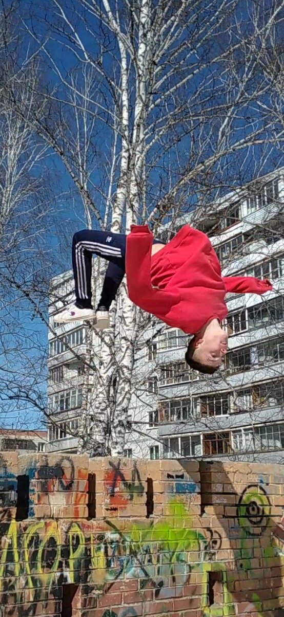 Сальто это вращение через голову на 360 градусов , изумительно зрелище, не правда ли?