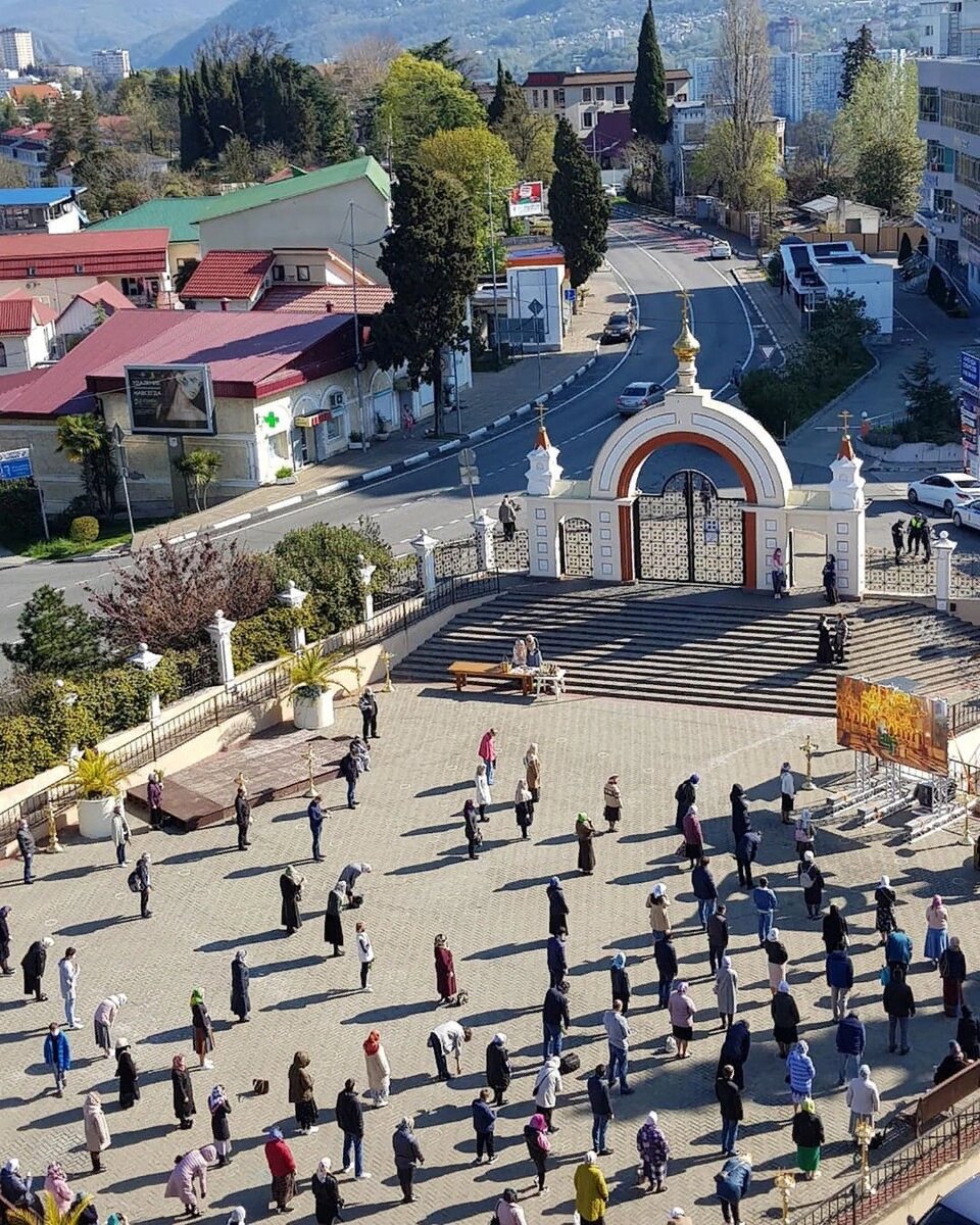 А вот фото того, как можно и надо было, если очень хочется. Это в Сочи. Службу проводили на улице и четко следили за соблюдением дистанции между молящимися.