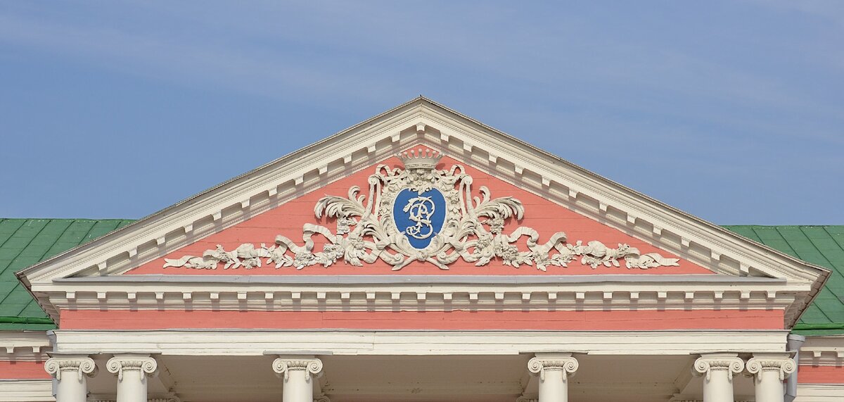 Классическим примером служит фронтон Дворца усадьбы Кусково