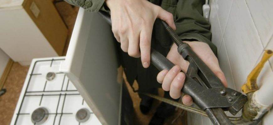 Действующим законодательством Российской Федерации газовое оборудование отнесено к опасному, и поэтому работы должны выполнять компетентные люди, сотрудники региональной газовой службы. Они ответственны за установку, пусконаладку, настройку. Ремонтируют, меняют запчасти, отключаются и переносят плитку тоже газовщики. Однако это не отменяет право самостоятельно установить печь. Правда, эксплуатировать ее без освидетельствования нельзя.