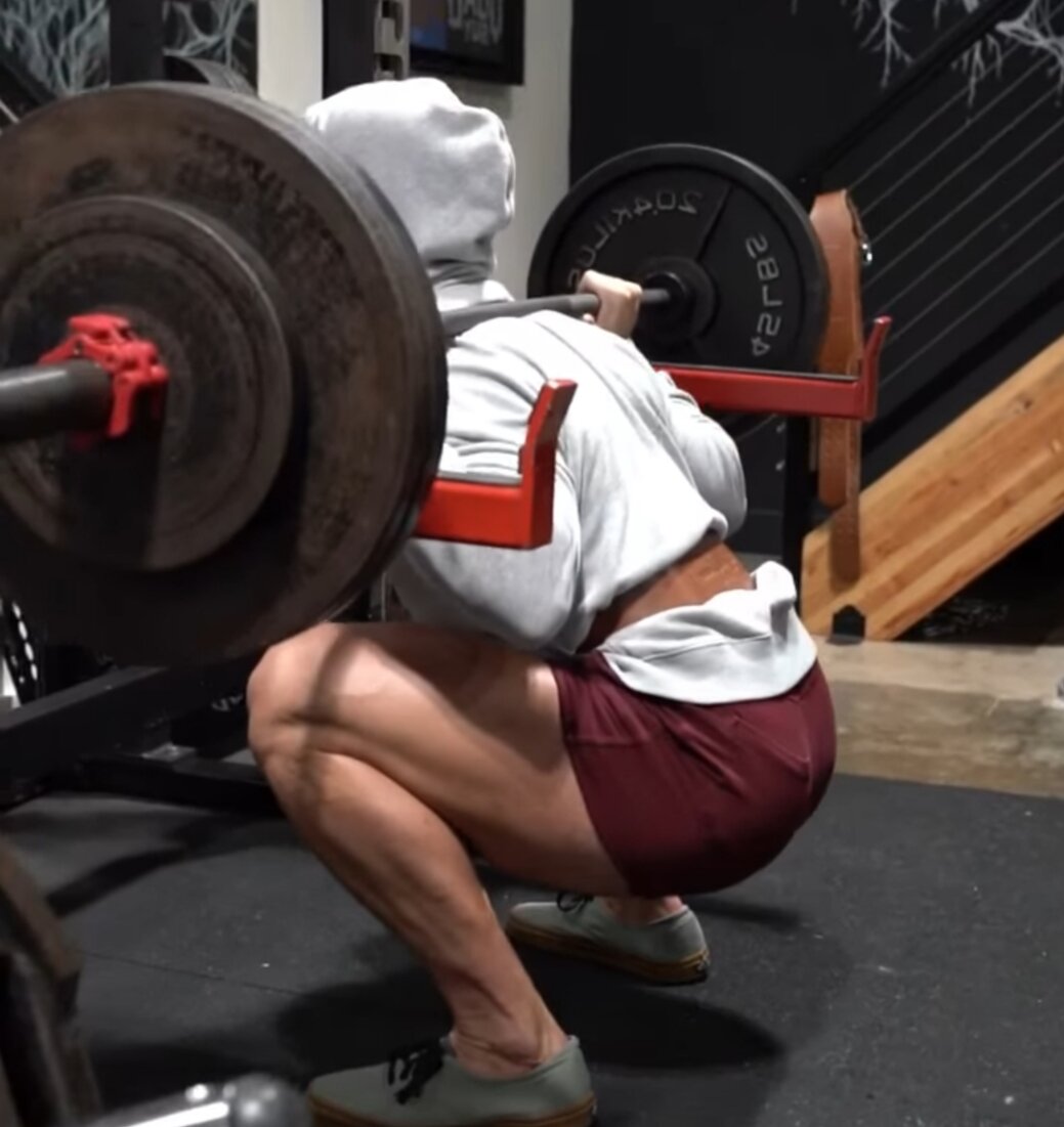 Приседания со штангой на плечах.