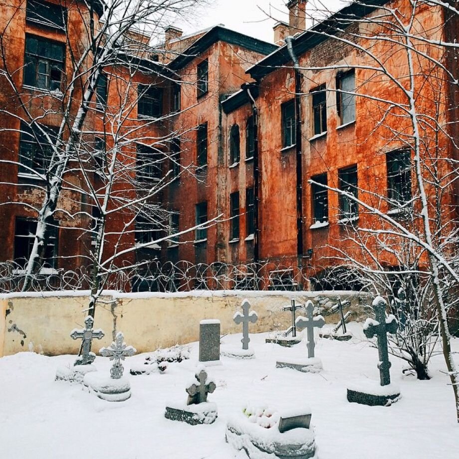 Бывший жилой дом рядом с кладбищем.  Фото - m.saint-petersburg.ru
