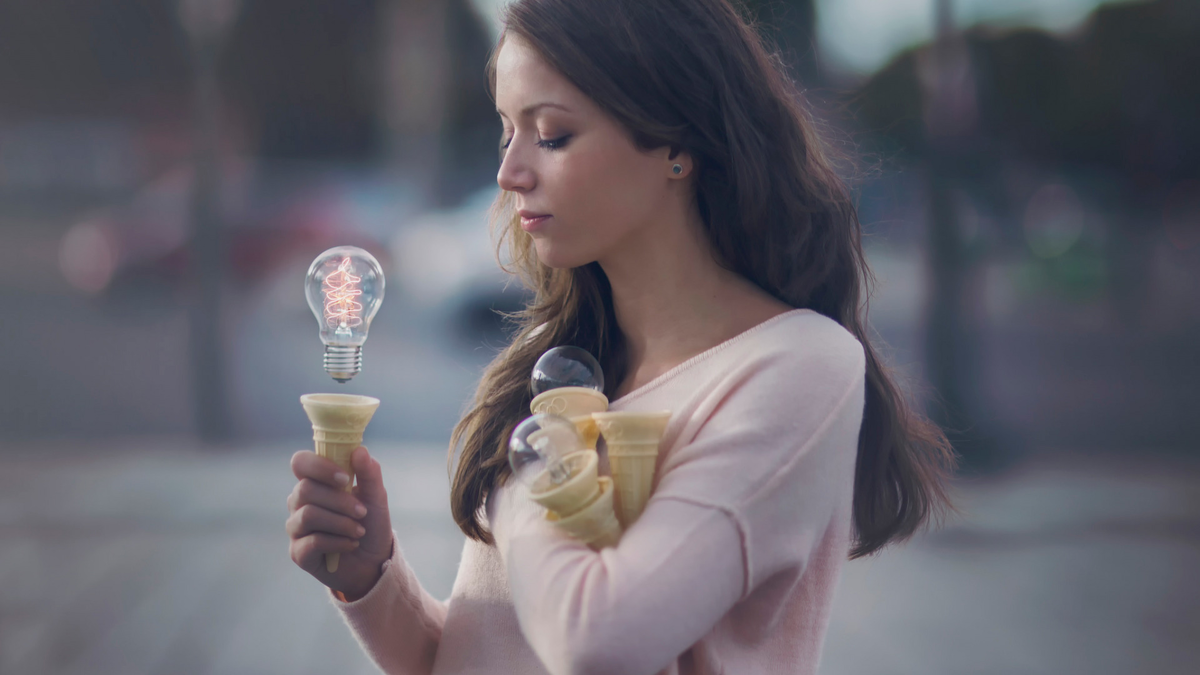 Фото с сайта https://www.goodfon.ru/download/devushka-lampochka-art-fantaziya/1920x1080/